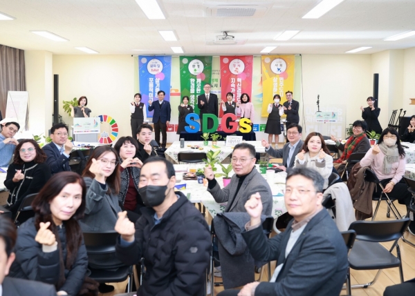 대전시는 18일 대전YMCA 청소년회관에서 지속가능발전 기본전략을 공유하고 비전을 확산하기 위한 ‘대전시 지속가능발전 기본전략 비전포럼을 개최했다.대전지속가능발전협의회 주관으로 진행된 이번 포럼에서는 시민 50여 명이 참석한 가운데 비전 소개 발표, 공유 퍼포먼스, 시민 확산을 위한 공감토크가 진행됐다.유득원 행정부시장은“미래세대를 위한 현세대의 고민과 실천이 중요한 시점이다”라면서 “삶의 질·경제·사회·환경의 조화로운 발전을 통해 지속 가능한 미래도시 대전을 만들어 나가겠다”라고 말했다.