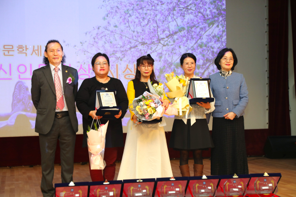 위 사진: 좌측 김락호 이사장, 권경희 시인, 주야옥 평론가, 권명옥 시인, 김희선 추천인 (신인문학상 수상자)