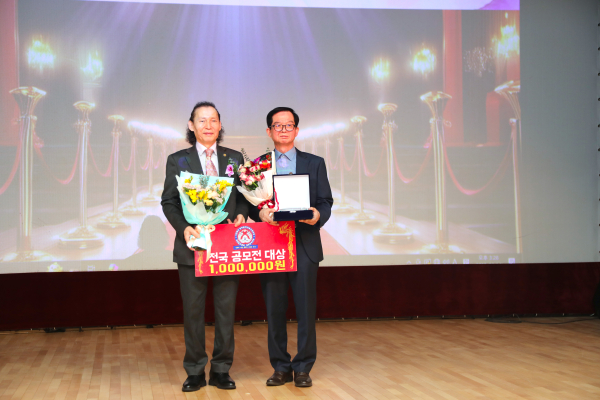 위 사진: 좌측 김락호 이사장 대상 수상자 김종태 시인 (2025신춘문학상 수상자)