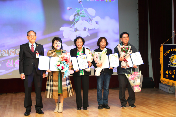 위 사진: 좌측 조한직 이사, 이종숙 시인, 주선옥 시인, 장계숙 시인, 황영칠 시인 (2025 신춘문학상 동상 수상자)