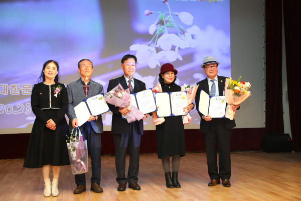 위 사진: 좌측 김혜정 심사위원, 박희홍 시인, 김정윤 시인, 남원자 시인, 민만규 시인 (2025 신춘문학상 동상 수상자)