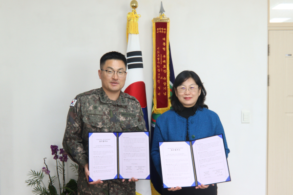 이장우(대령) 505보병여단장과 강문희 금산군 정신건강복지센터장이 업무협약 체결 후 협약서를 들어 보이고 있다.