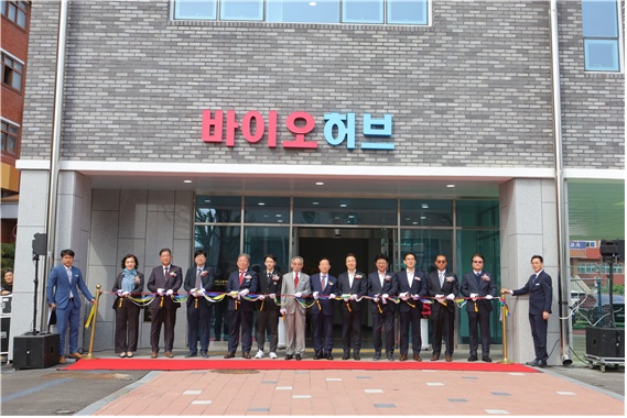 개관식 참석자들이 테이프 커팅을 하고 있다.