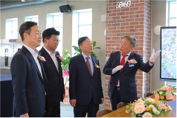 (사진제공=대전생활과학고)(좌)이택구 경제과학부시장,최충규 대덕구청장,설동호 대전시교육감,신익수 교장