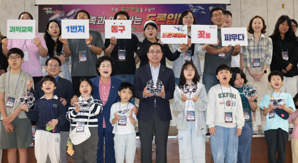 17일 박희조 동구청장이 참여 가족과 함께 기념촬영을 하고 있다.