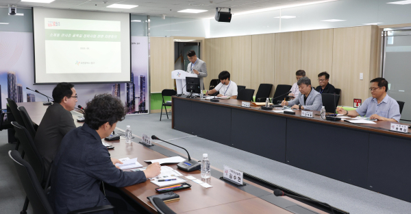 박희조 동구청장이 자문위원들과 소제동 관사촌 골목길 정비사업 관련 논의를 하고 있다.