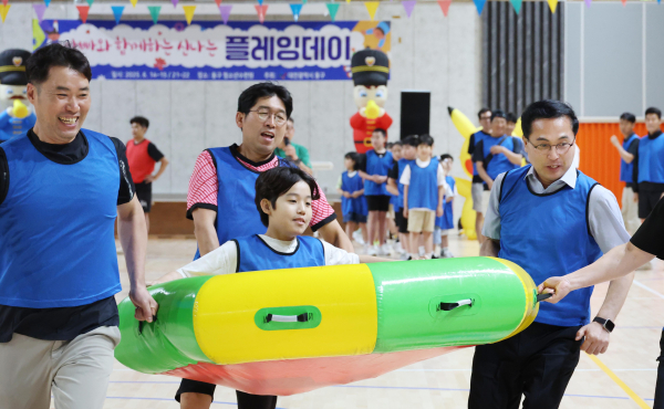 박희조 동구청장이 협동게임에 함께 참여하고 있다.