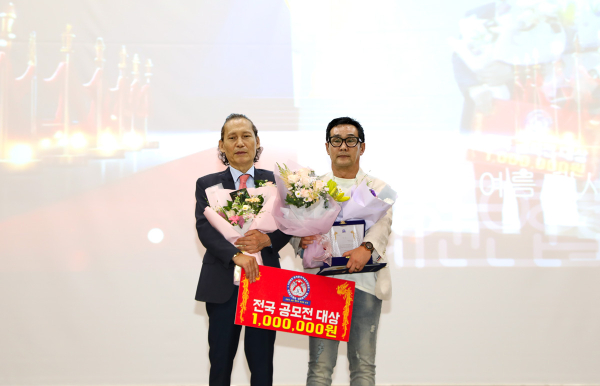 위사진 : 대상 시상 김락호 이사장과 수상자 정승용 시인