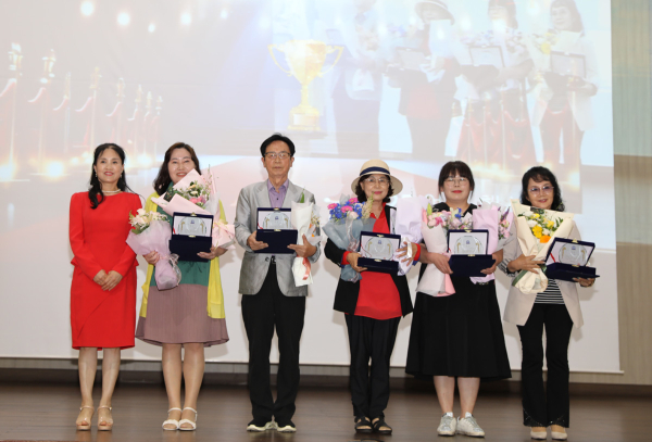 위 사진 : 은상 시상 김혜정 부이사장과 수상자 전선희 시인, 황영칠 시인, 남원자 시인, 이경애 시인, 임현옥 시인