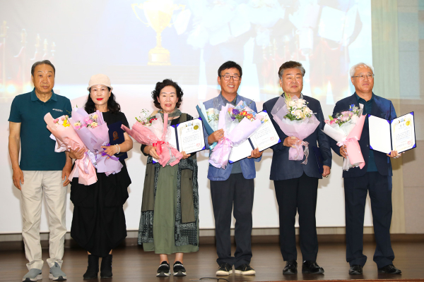 위 사진 동상 시상 박목철 수상자 박미옥 시인, 황다연 시인, 정기성 시인, 이환규 시인, 김정섭 시인