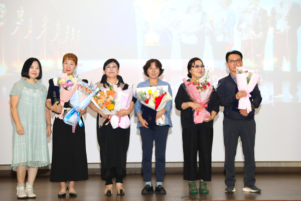 위 사진 동상 시상 유필이 수상자 도현영 시인, 한정서 시인, 장계숙 시인, 김현주 시인, 정기현 시인